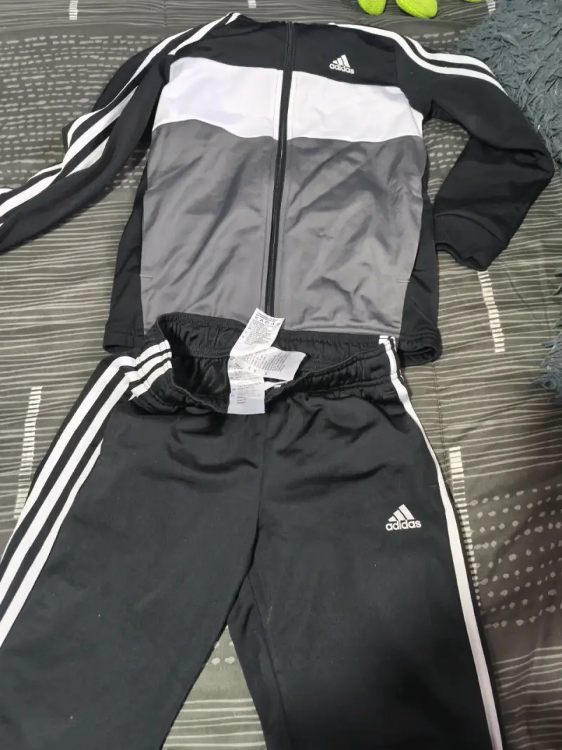 Conjunto deportivo Adidas negro y gris - 1