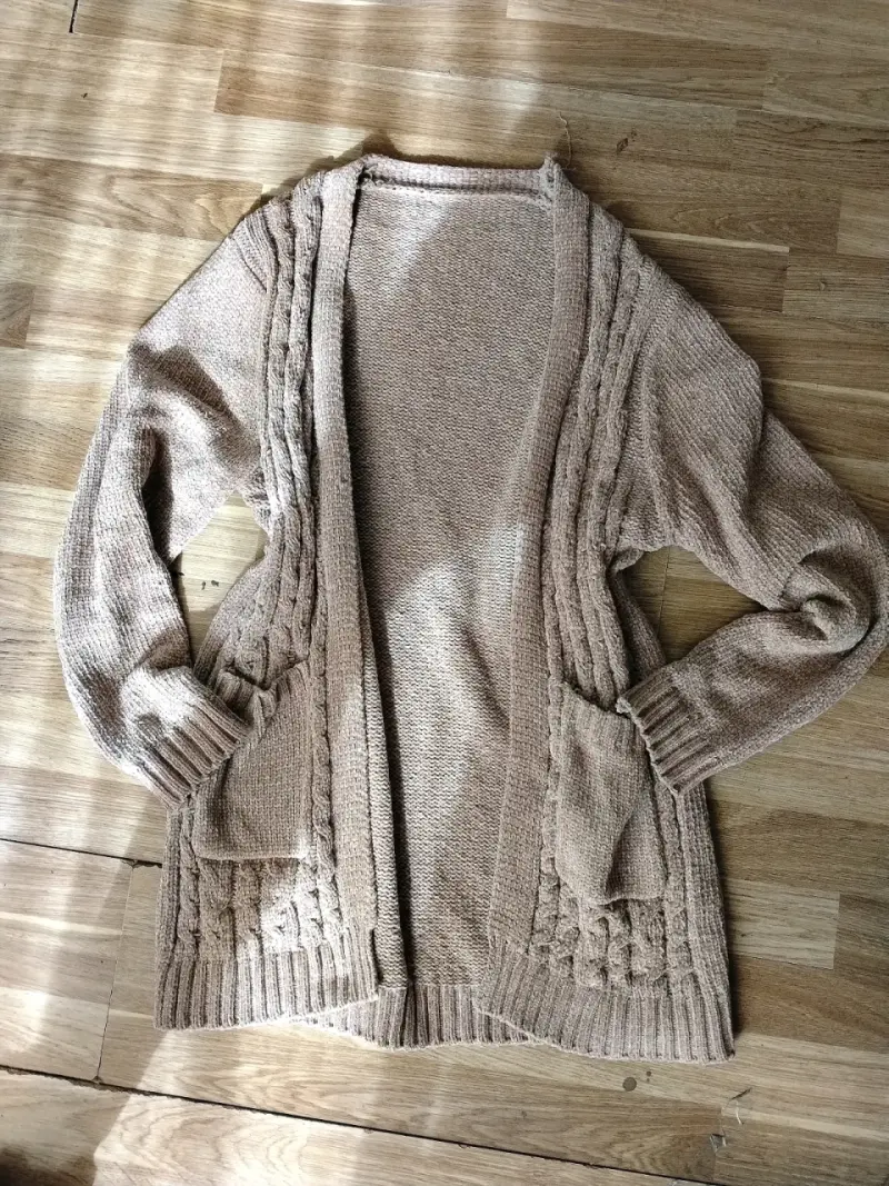 Cardigan beige con bolsillos