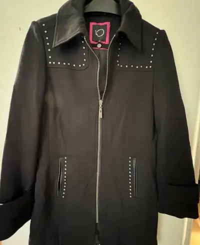 Abrigo negro con tachas iO talla 38 - miniatura 1