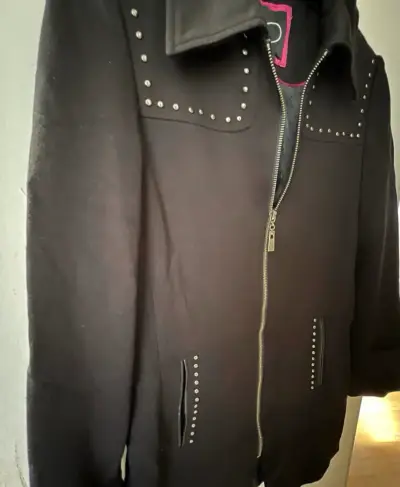 Abrigo negro con tachas iO talla 38 - miniatura 3