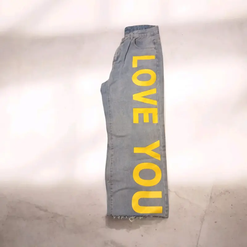 Jeans con texto amarillo "LOVE YOU"