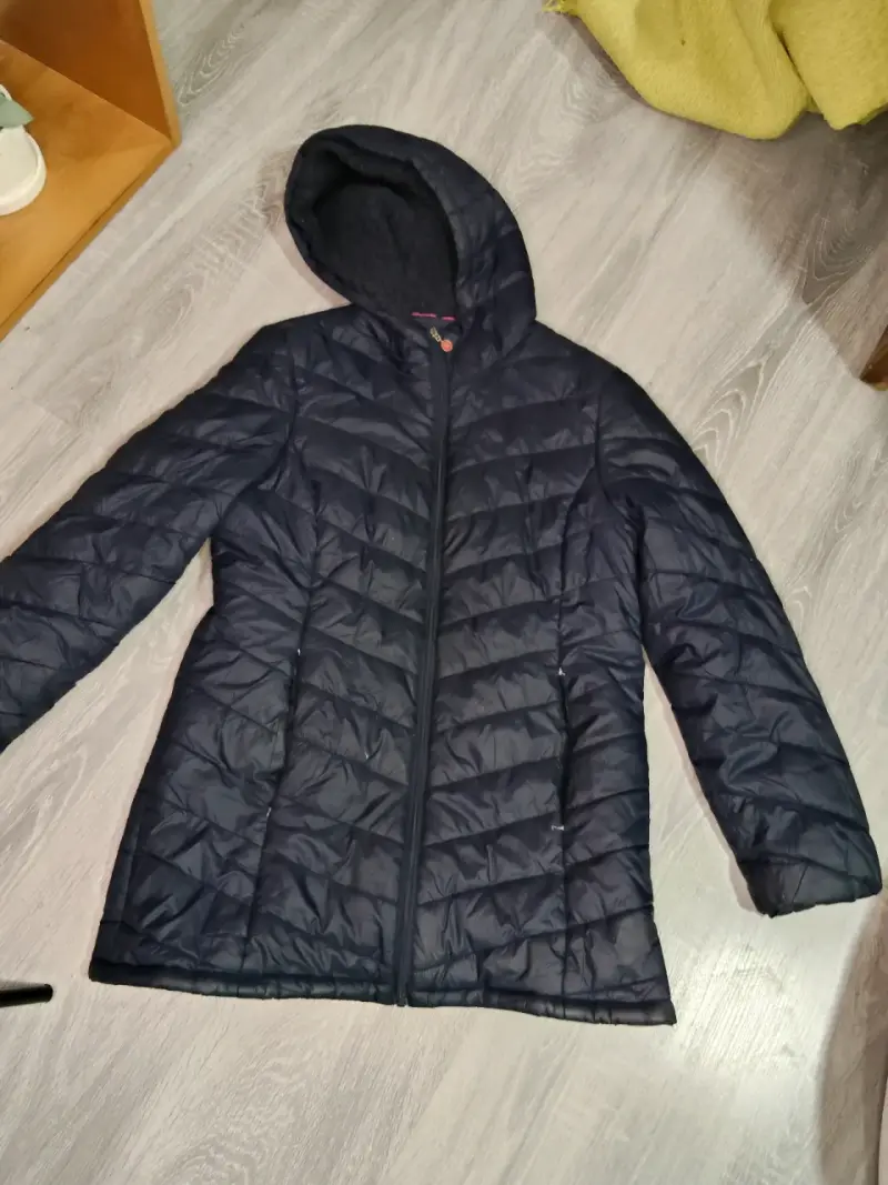 Chaqueta acolchada negra con capucha - 1