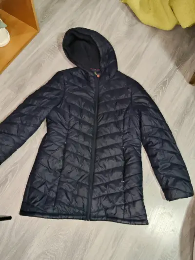 Chaqueta acolchada negra con capucha - miniatura 1