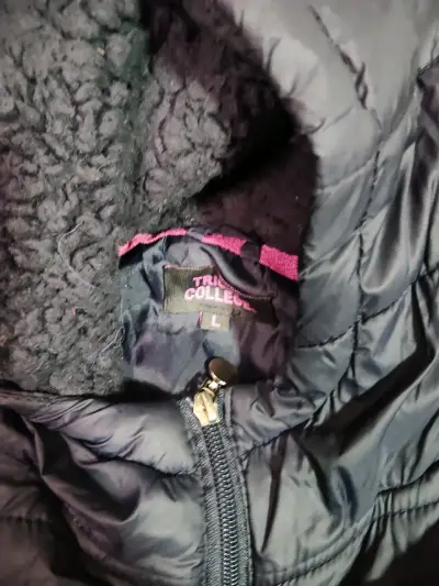 Chaqueta acolchada negra con capucha - miniatura 2