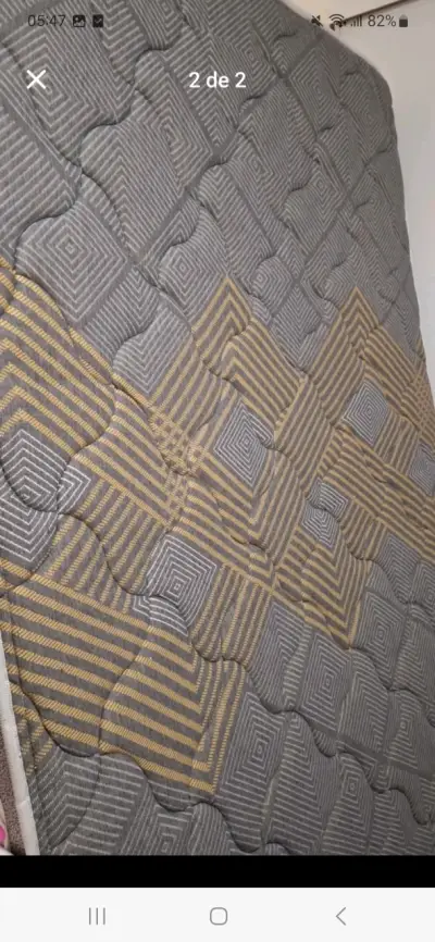 Colchón gris con diseño geométrico - miniatura 1