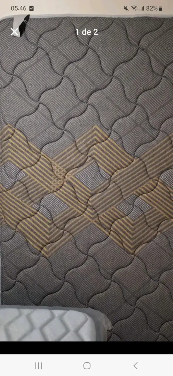 Colchón gris con diseño geométrico - 2