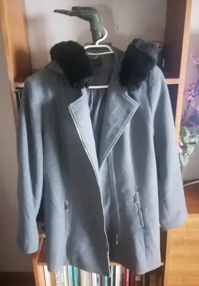 Abrigo gris con capucha de peluche - miniatura 1