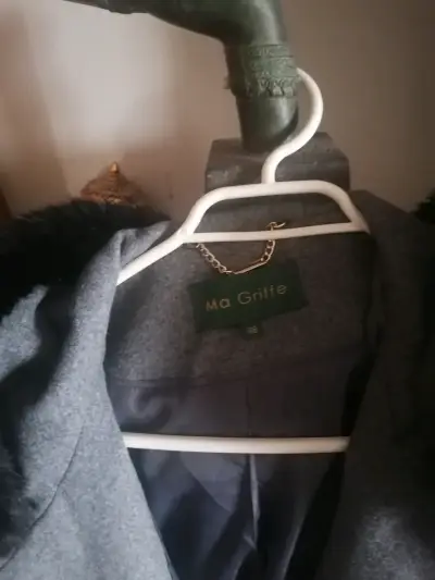 Abrigo gris con capucha de peluche - miniatura 2