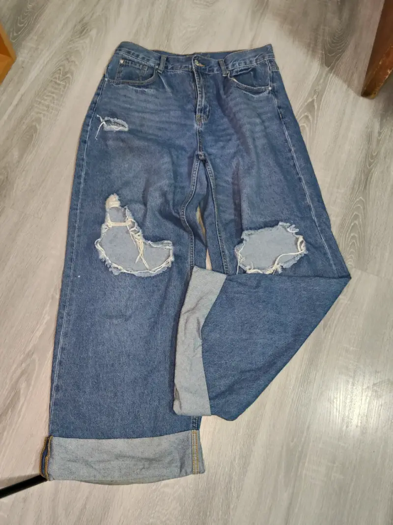Jeans azules rasgados - 1
