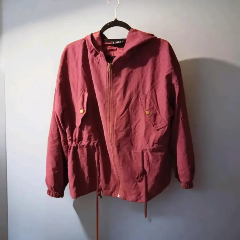 Chaqueta burdeos con capucha