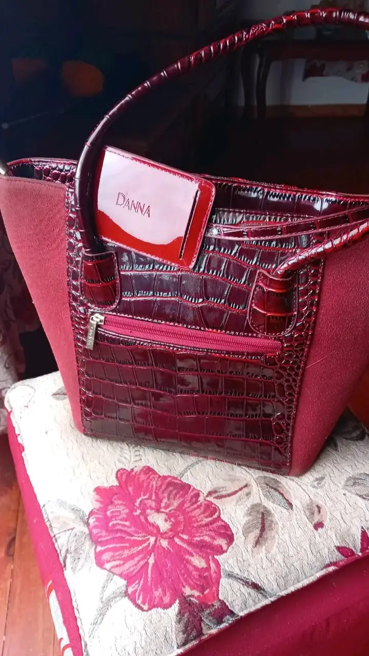 Cartera carmesí marca Danna - 1