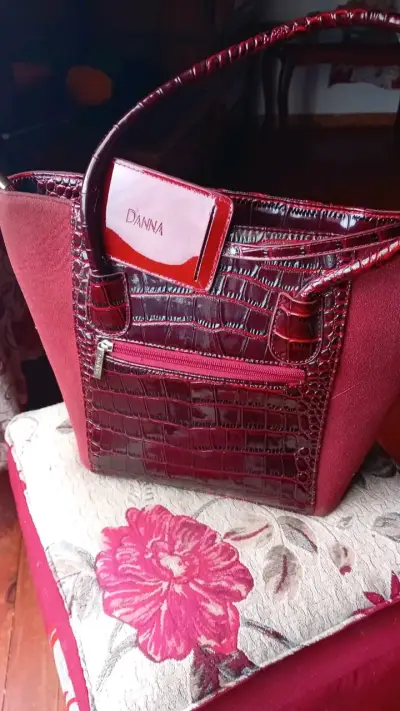 Cartera carmesí marca Danna - miniatura 1