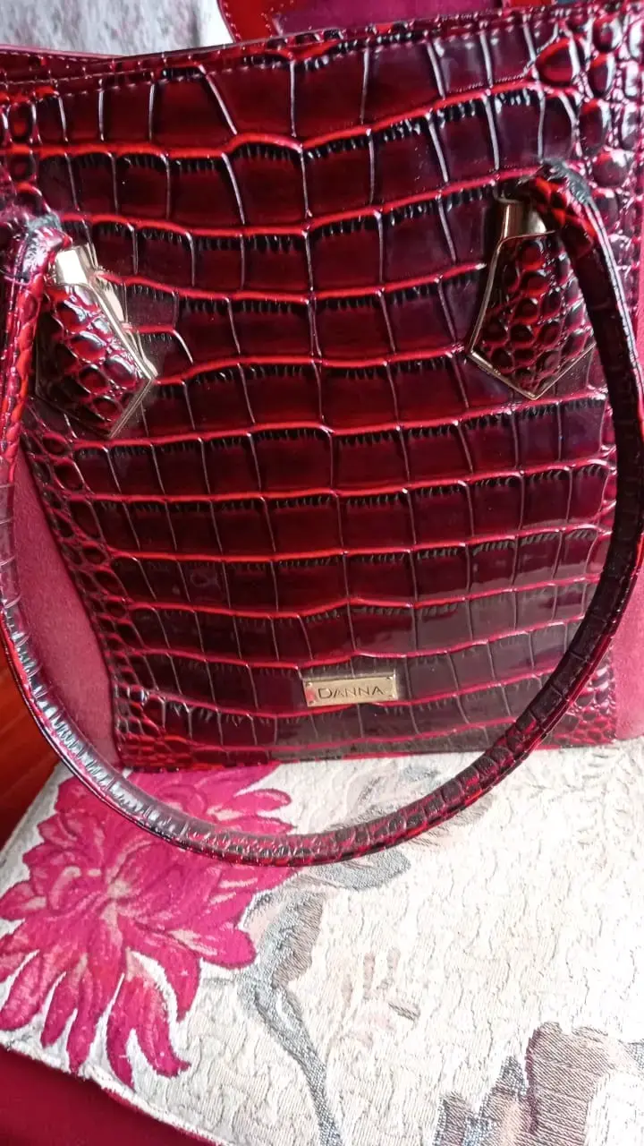 Cartera carmesí marca Danna - 2