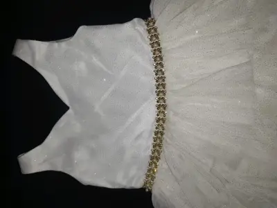 Vestido blanco para niña elegante - miniatura 2