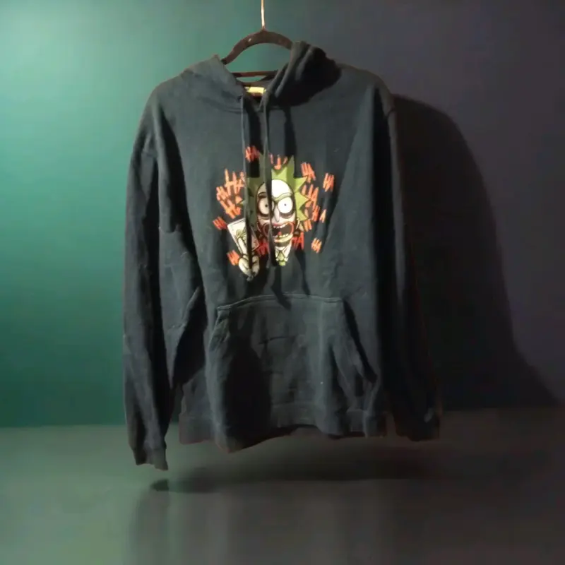 Polerón negro con diseño animado