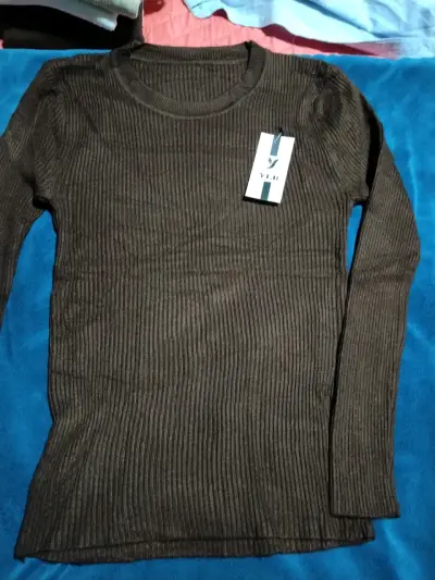 Suéter gris cuello alto nuevo - miniatura 2