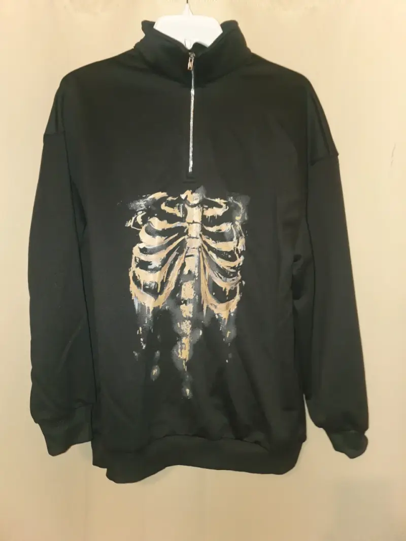 Polerón negro con diseño esqueleto