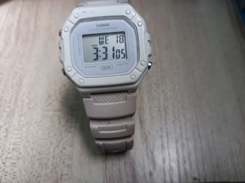 Reloj digital Casio beige - 1