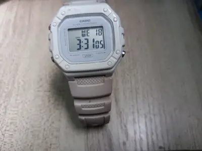 Reloj digital Casio beige - miniatura 1