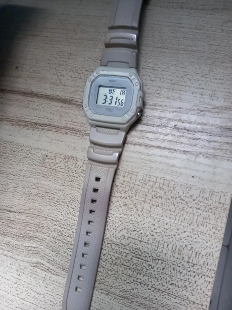 Reloj digital Casio beige - 2
