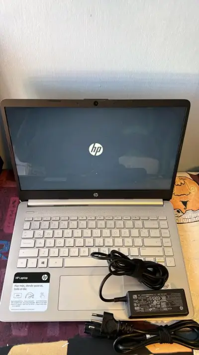 Notebook HP 14 con cargador - miniatura 1