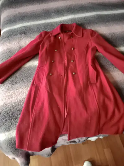 Abrigo rojo elegante - miniatura 1
