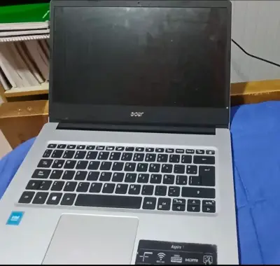 Laptop Acer Aspire 1 usada - miniatura 1