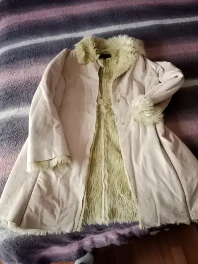 Abrigo beige con forro de peluche - miniatura 1