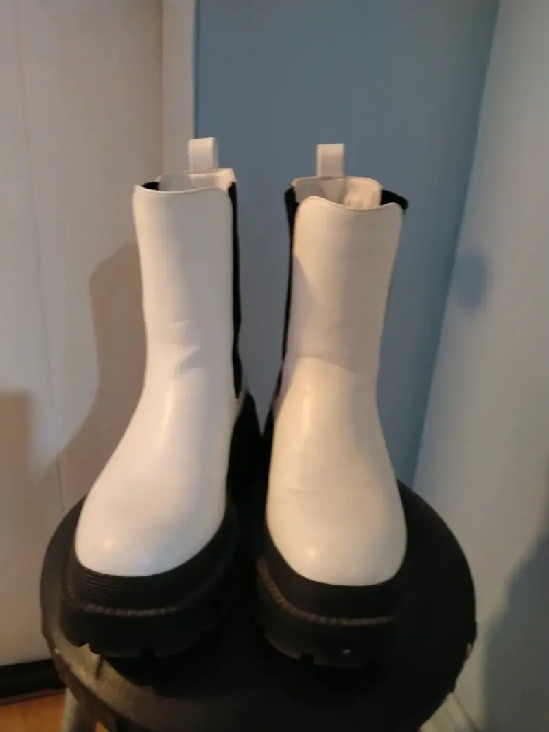 Botas blancas con suela negra - 1