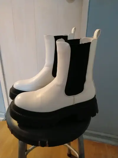 Botas blancas con suela negra - miniatura 2
