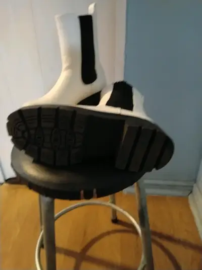 Botas blancas con suela negra - miniatura 3