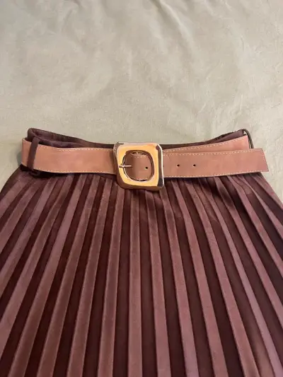 Falda plisada marrón con cinturón talla L - miniatura 3
