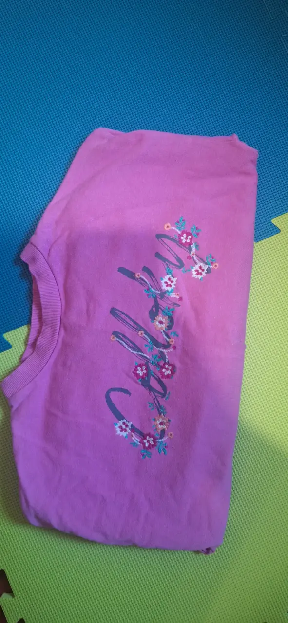 Polerón rosado con diseño floral - 3