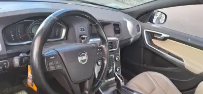Auto Volvo S60 2014 en buen estado 1.6 bencinero - miniatura 2
