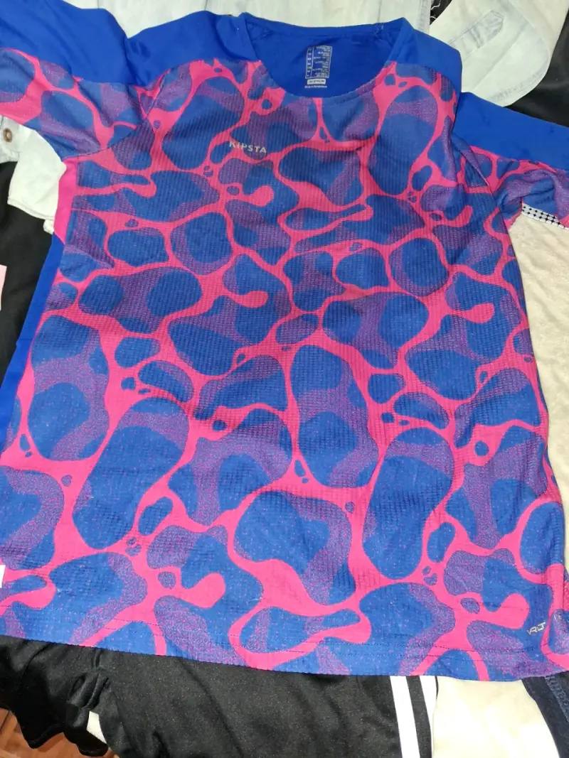 Polera deportiva Kipsta azul y rosa - 1