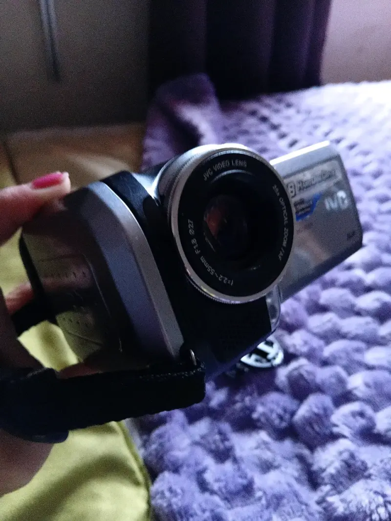 Cámara de video JVC plateada