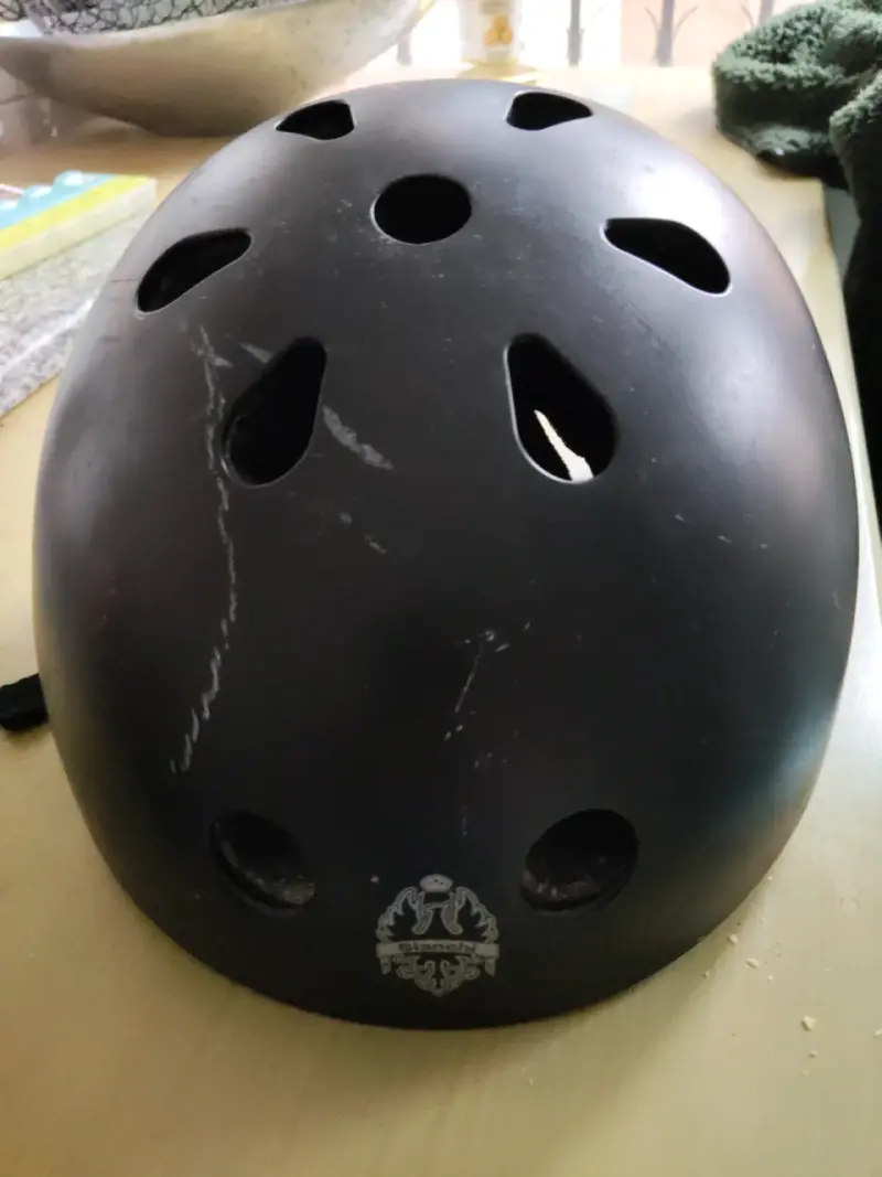 Casco negro para bicicleta - 1