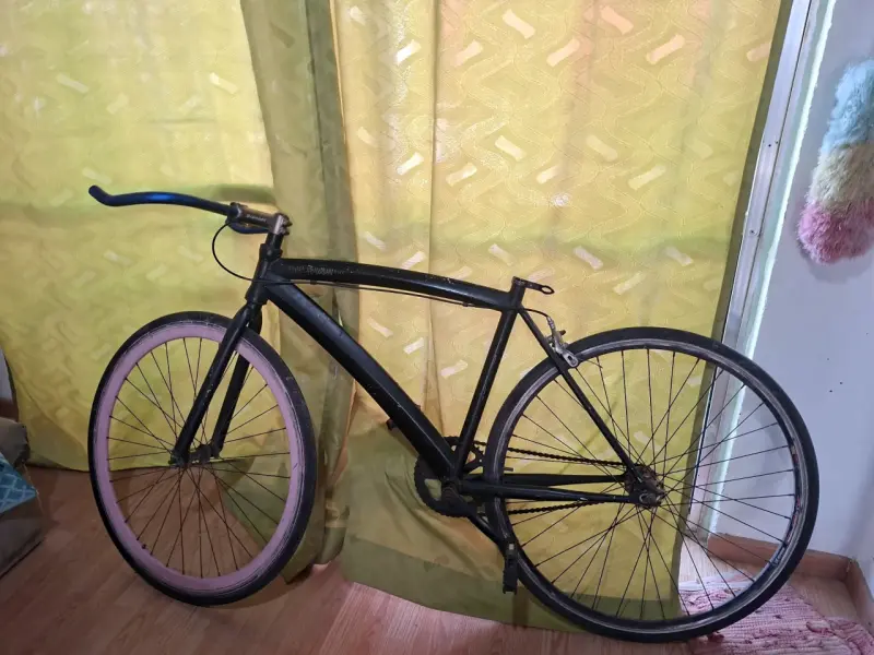 Bicicleta urbana negra aluminio