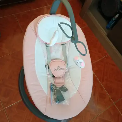 Silla mecedora para bebé rosada - miniatura 2