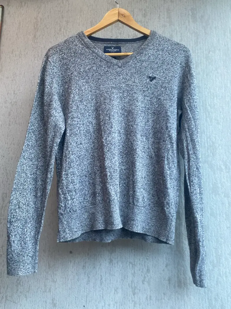 Suéter gris cuello V - 1