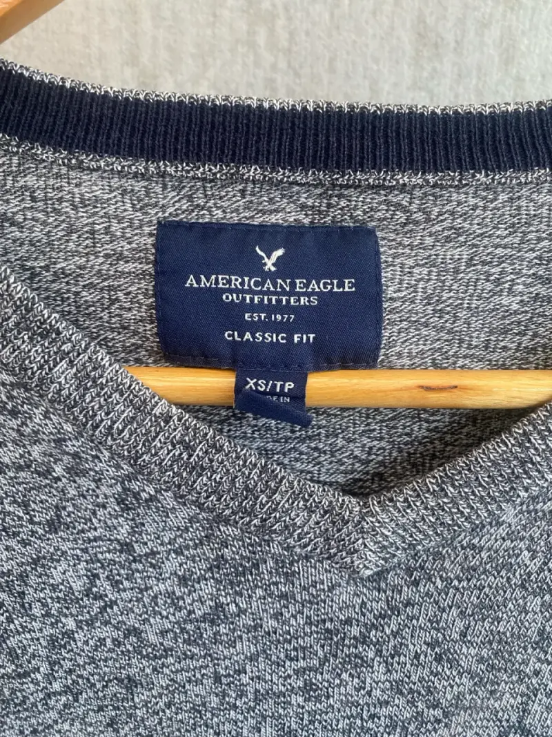 Suéter gris cuello V - 3