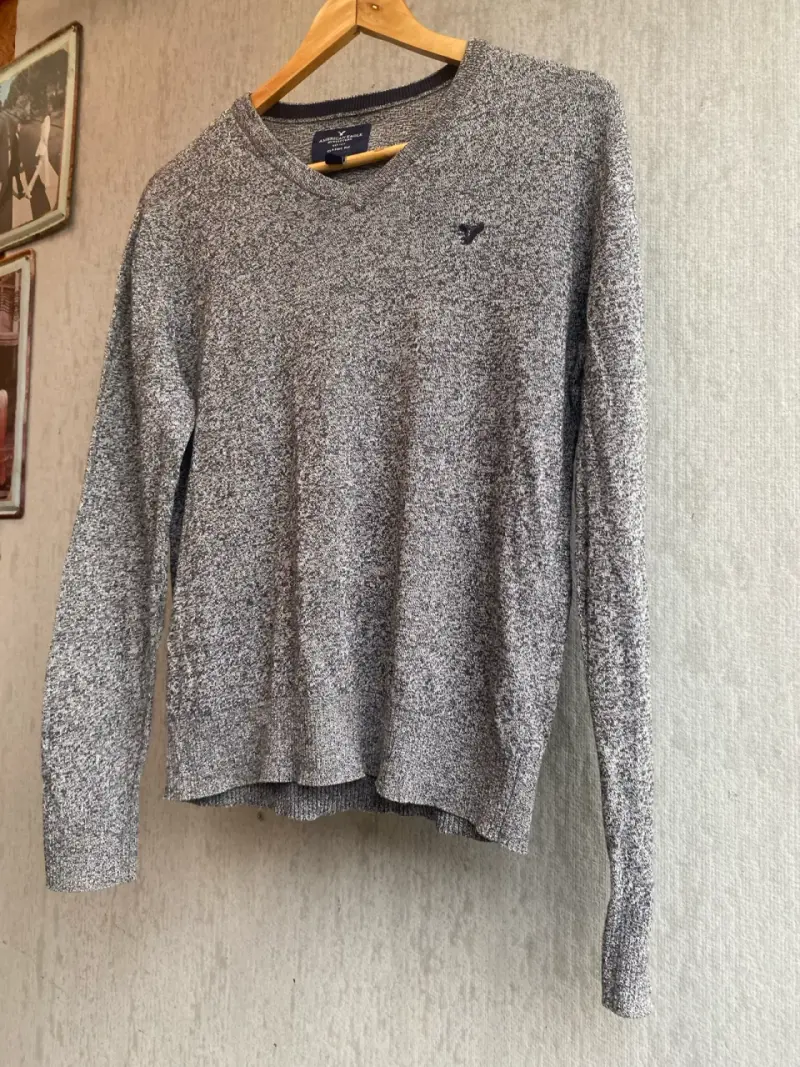 Suéter gris cuello V - 4