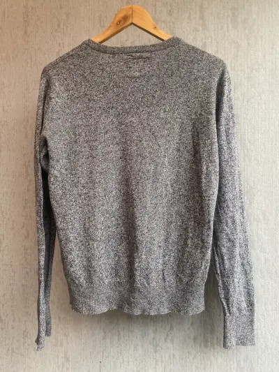 Suéter gris cuello V - miniatura 5