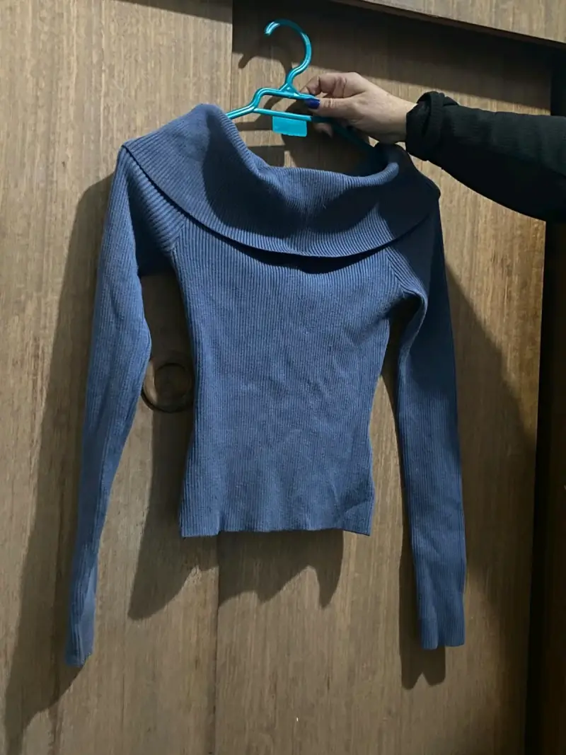 Suéter azul de cuello ancho
