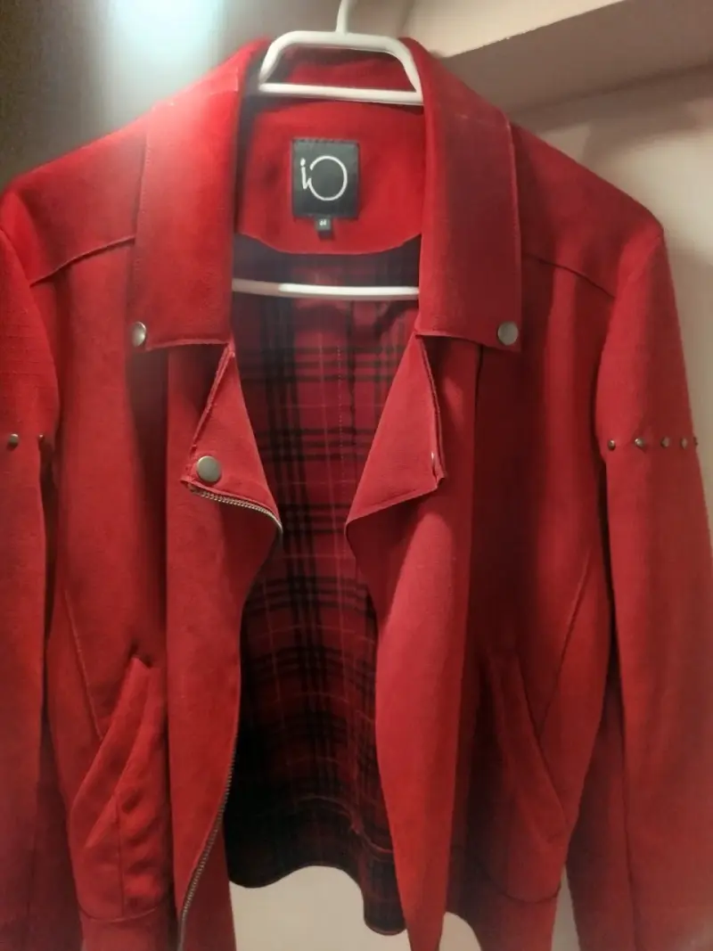 Chaqueta roja con tachas