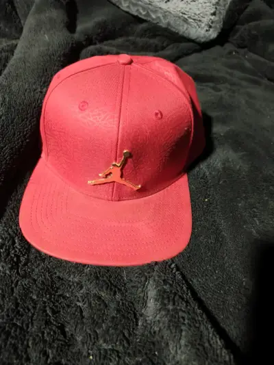 Gorra roja con logo dorado - miniatura 1