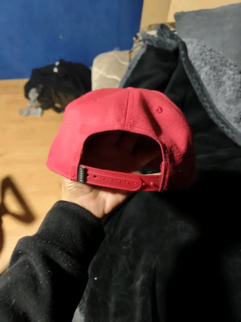 Gorra roja con logo dorado - 2