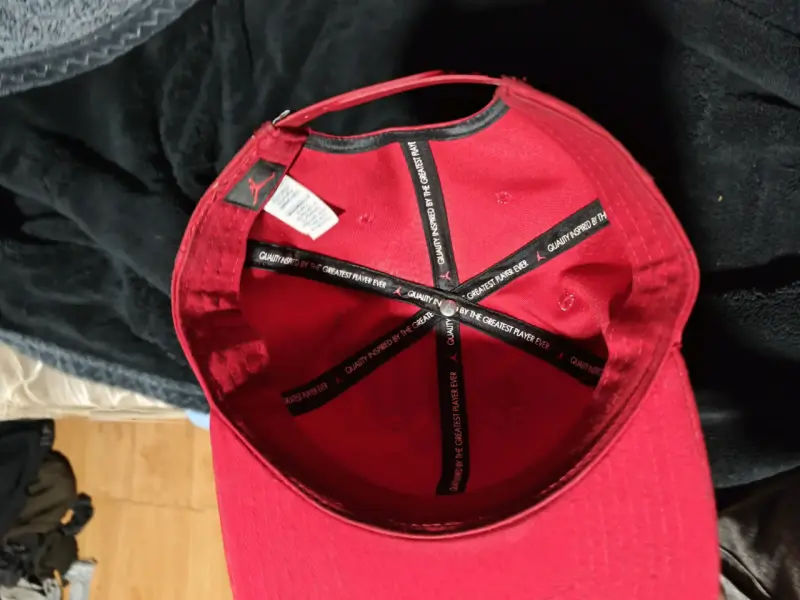 Gorra roja con logo dorado - 3