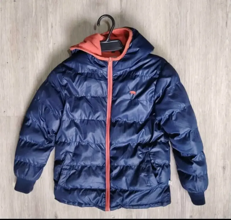 Chaqueta acolchada azul con capucha - 1