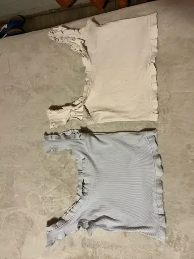 Poleras con volantes beige y gris - miniatura 1
